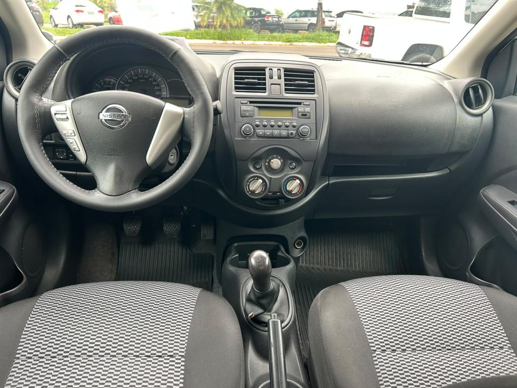 NISSAN Versa Sedan - Foto
