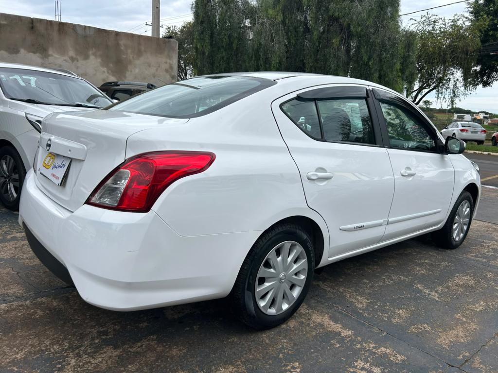 NISSAN Versa Sedan - Foto