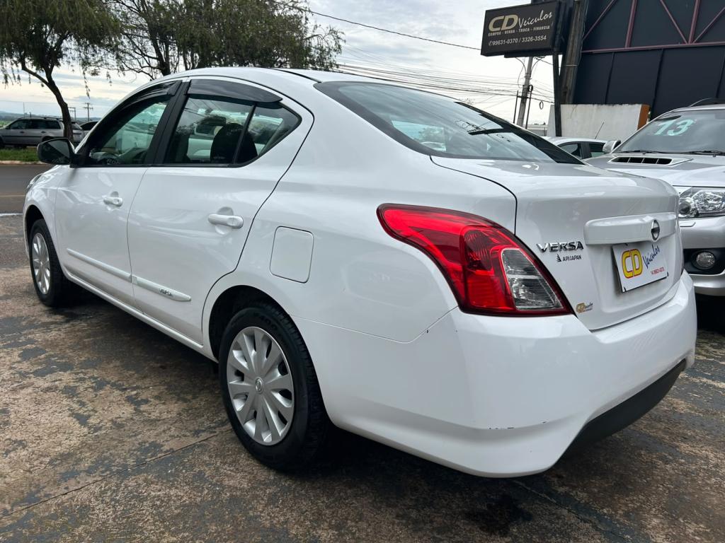 NISSAN Versa Sedan - Foto