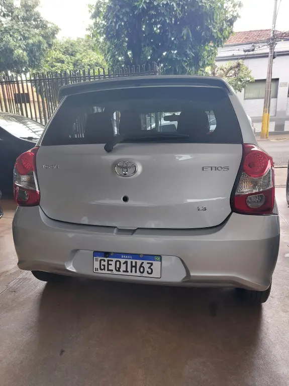 TOYOTA Etios Hatch - Foto