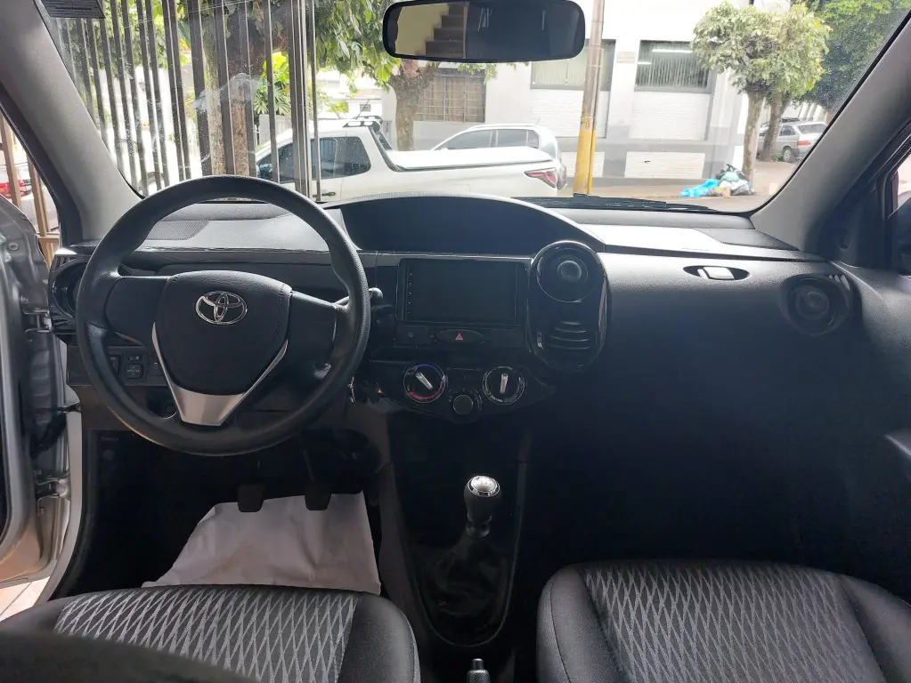 TOYOTA Etios Hatch - Foto