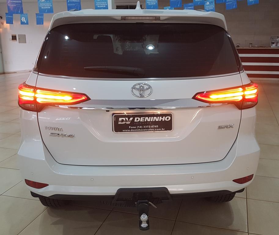 TOYOTA Hilux SW4 - Foto