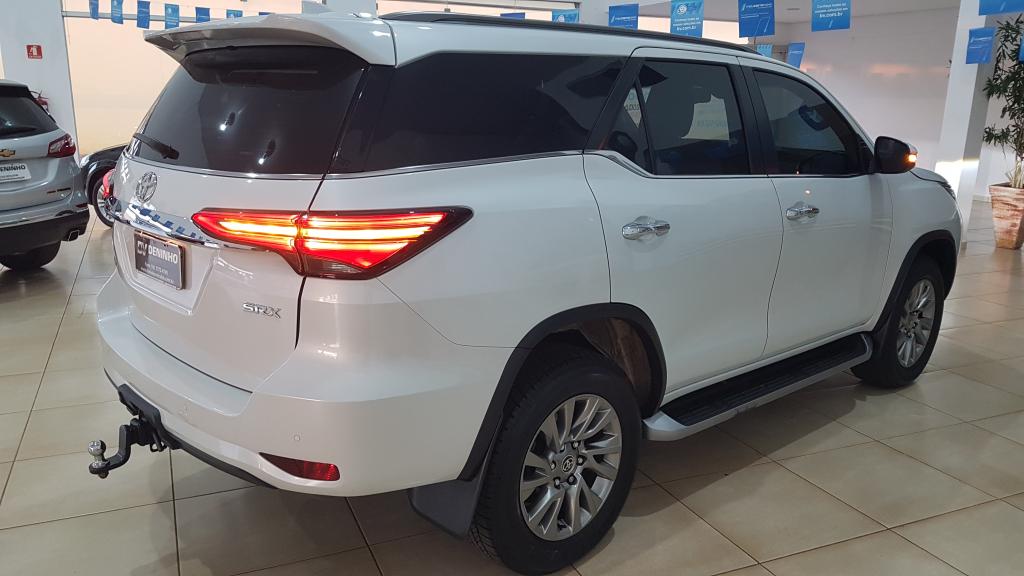 TOYOTA Hilux SW4 - Foto