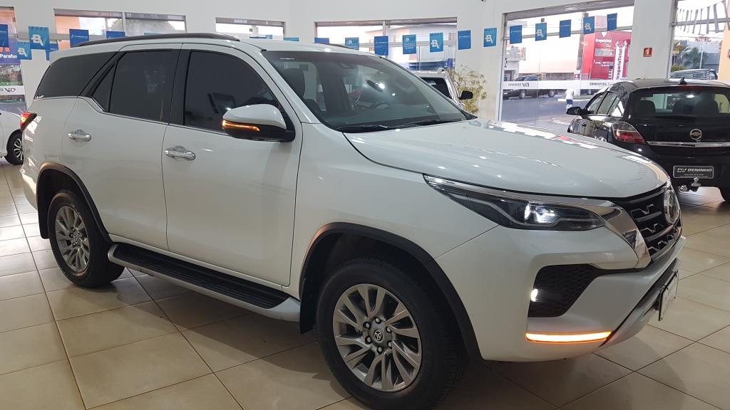 TOYOTA Hilux SW4 - Foto
