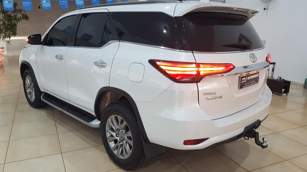 TOYOTA Hilux SW4 - Foto