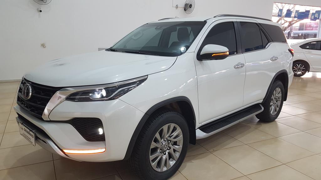 TOYOTA Hilux SW4 - Foto