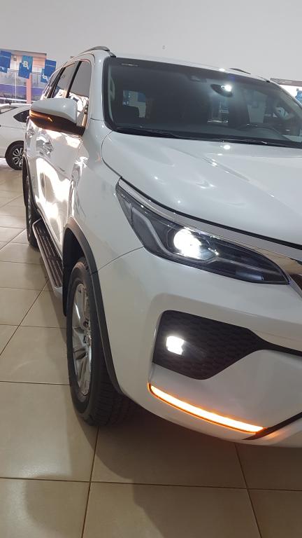 TOYOTA Hilux SW4 - Foto