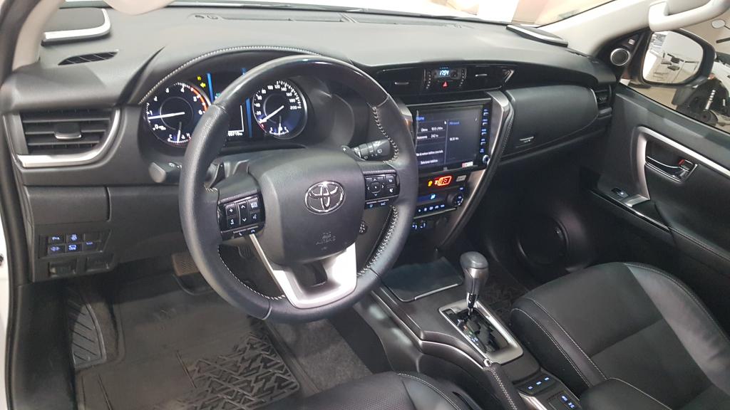 TOYOTA Hilux SW4 - Miniatura