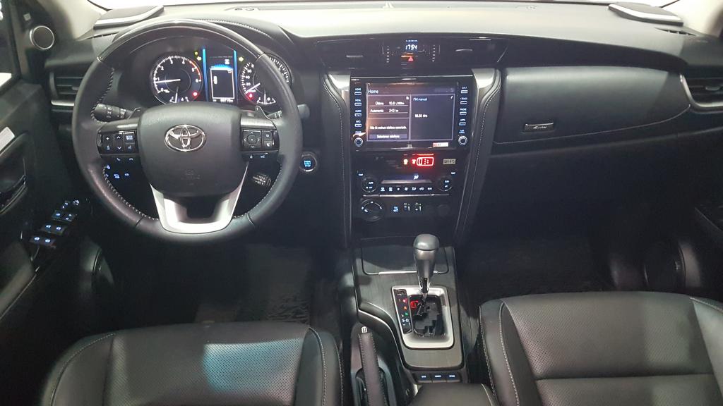 TOYOTA Hilux SW4 - Miniatura