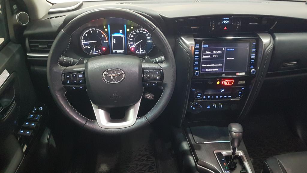 TOYOTA Hilux SW4 - Foto