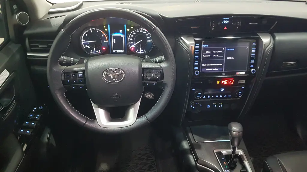 TOYOTA Hilux SW4 - Foto