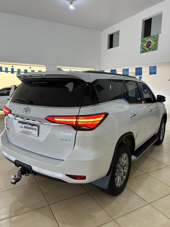 TOYOTA Hilux SW4 - Foto