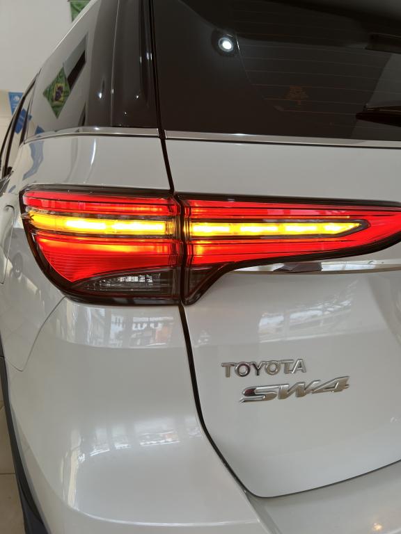 TOYOTA Hilux SW4 - Foto