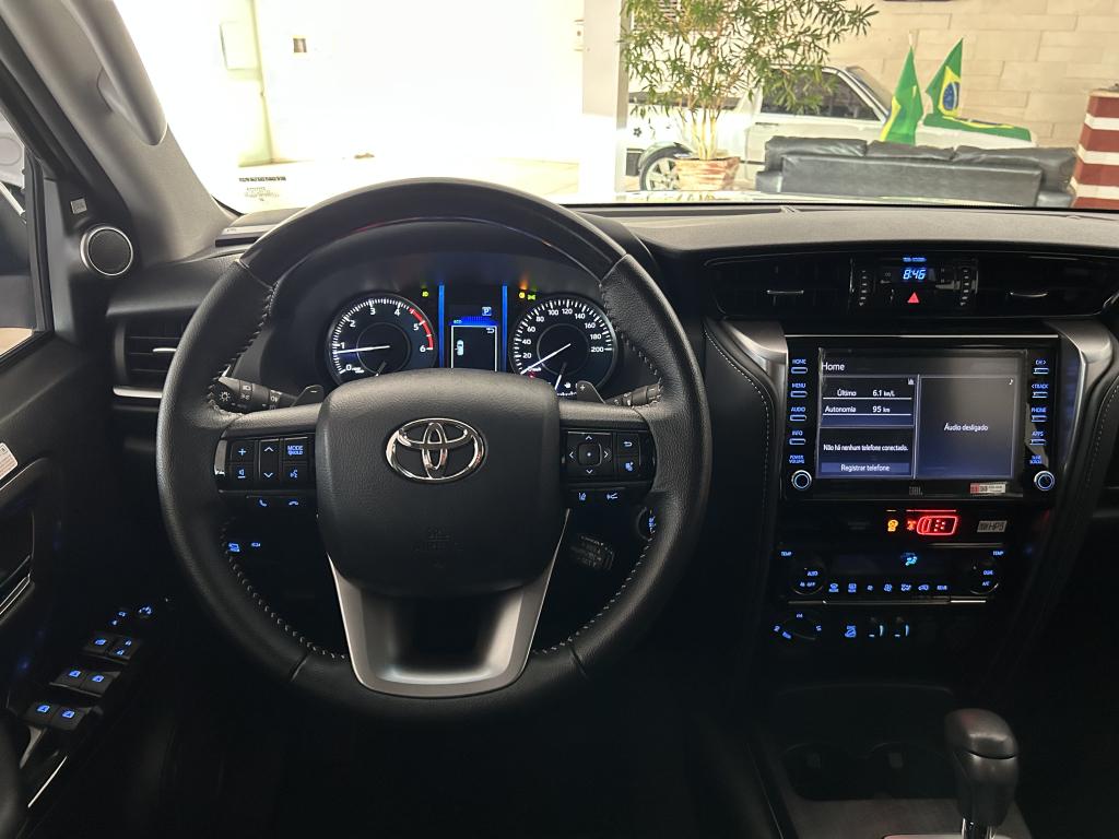 TOYOTA Hilux SW4 - Foto