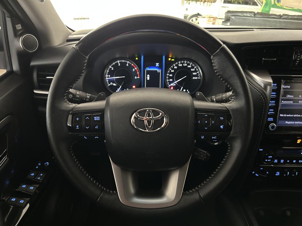TOYOTA Hilux SW4 - Foto