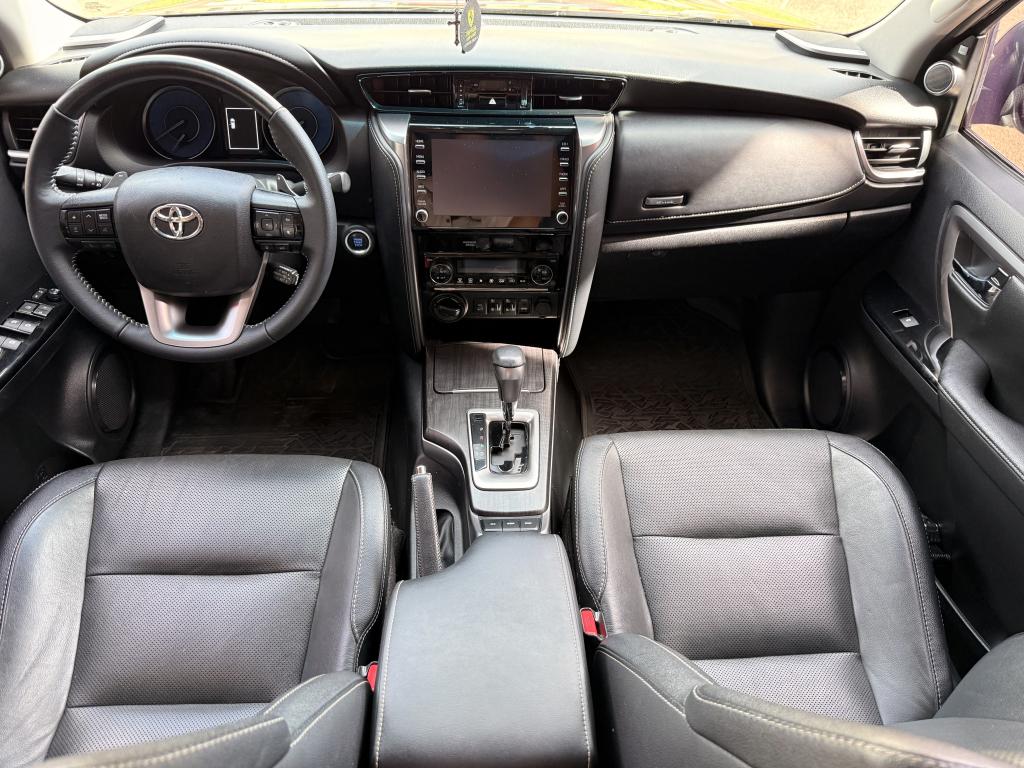 TOYOTA Hilux SW4 - Foto