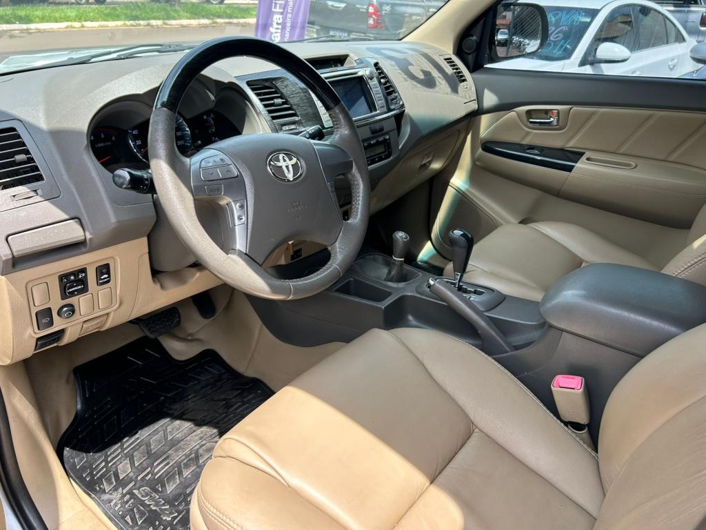 TOYOTA Hilux SW4 - Foto