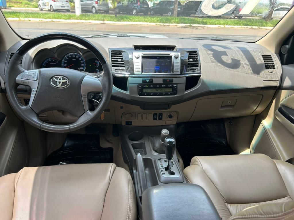 TOYOTA Hilux SW4 - Foto