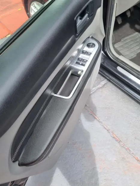 FORD Focus Hatch 2.0 16V 4P GHIA, Foto 9