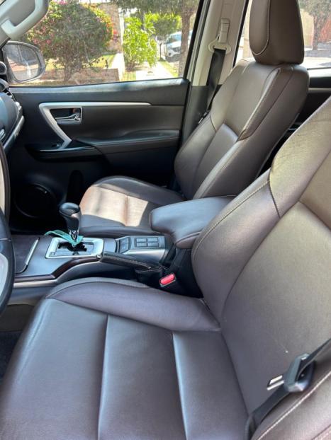 TOYOTA Hilux SW4 2.8 4P SRX 4X4 TURBO DIESEL AUTOMTICO, Foto 6
