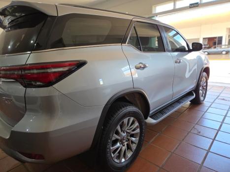 TOYOTA Hilux SW4 2.8 16V 4P SRX 4X4 7 LUGARES TURBO DIESEL AUTOMTICO, Foto 3