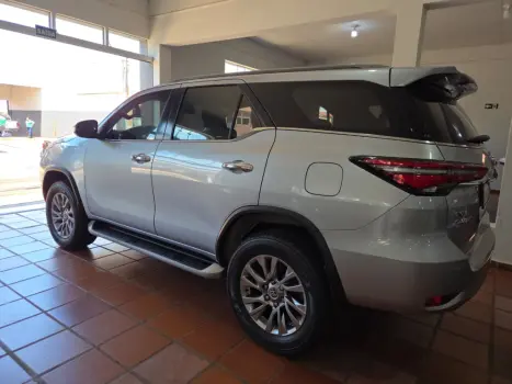 TOYOTA Hilux SW4 2.8 16V 4P SRX 4X4 7 LUGARES TURBO DIESEL AUTOMTICO, Foto 4