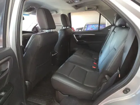 TOYOTA Hilux SW4 2.8 16V 4P SRX 4X4 7 LUGARES TURBO DIESEL AUTOMTICO, Foto 7