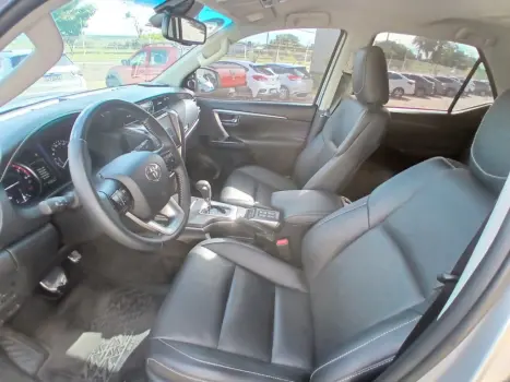 TOYOTA Hilux SW4 2.8 16V 4P SRX PLATINUM 4X4 7 LUGARES TURBO DIESEL AUTOM�TICO, Foto 10