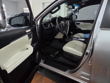 TOYOTA Hilux SW4 2.8 4P SRX 4X4 DIAMOND 7 LUGARES TURBO DIESEL AUTOM�TICO, Foto 6