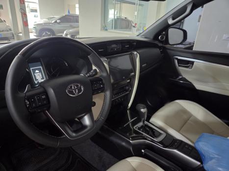 TOYOTA Hilux SW4 2.8 4P SRX 4X4 DIAMOND 7 LUGARES TURBO DIESEL AUTOM�TICO, Foto 11