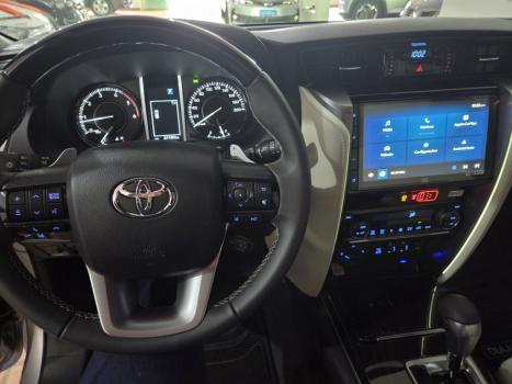 TOYOTA Hilux SW4 2.8 4P SRX 4X4 DIAMOND 7 LUGARES TURBO DIESEL AUTOM�TICO, Foto 16