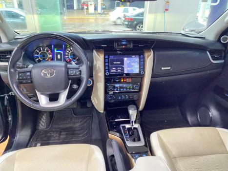 TOYOTA Hilux SW4 2.8 4P SRX 4X4 DIAMOND 7 LUGARES TURBO DIESEL AUTOM�TICO, Foto 15