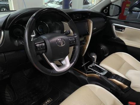 TOYOTA Hilux SW4 2.8 4P SRX 4X4 DIAMOND 7 LUGARES TURBO DIESEL AUTOM�TICO, Foto 19