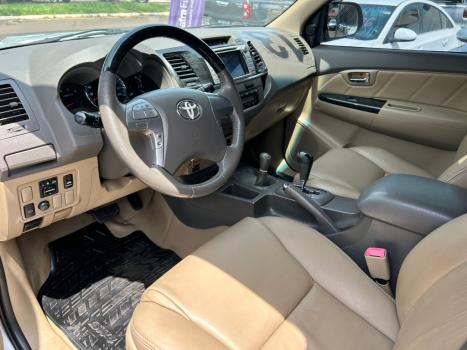 TOYOTA Hilux SW4 3.0 16V 4P SRV 4X4 7 LUGARES TURBO DIESEL AUTOM�TICO, Foto 4