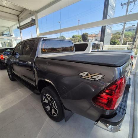 TOYOTA Hilux Caminhonete 2.8 16V SRX 4X4 DIESEL CABINE DUPLA AUTOMTICO, Foto 4
