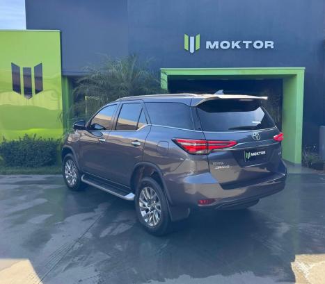 TOYOTA Hilux SW4 2.8 16V 4P SRX 4X4 7 LUGARES TURBO DIESEL AUTOMTICO, Foto 5
