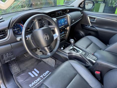 TOYOTA Hilux SW4 2.8 16V 4P SRX 4X4 7 LUGARES TURBO DIESEL AUTOMTICO, Foto 7