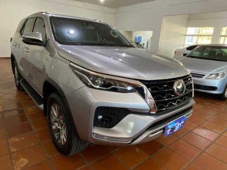 TOYOTA Hilux SW4 2.8 16V 4P SRX 4X4 7 LUGARES TURBO DIESEL AUTOMTICO, Foto 2