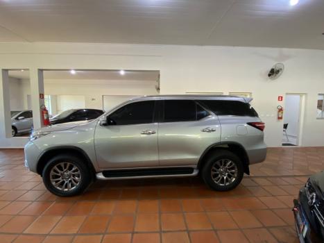 TOYOTA Hilux SW4 2.8 16V 4P SRX 4X4 7 LUGARES TURBO DIESEL AUTOMTICO, Foto 4