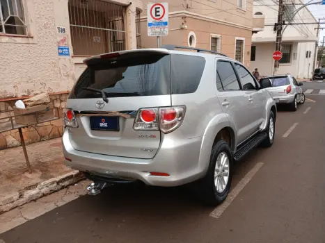 TOYOTA Hilux SW4 3.0 16V 4P SRV 4X4 7 LUGARES TURBO DIESEL AUTOMTICO, Foto 3