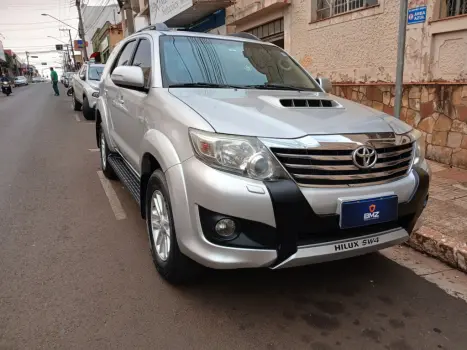 TOYOTA Hilux SW4 3.0 16V 4P SRV 4X4 7 LUGARES TURBO DIESEL AUTOMTICO, Foto 4