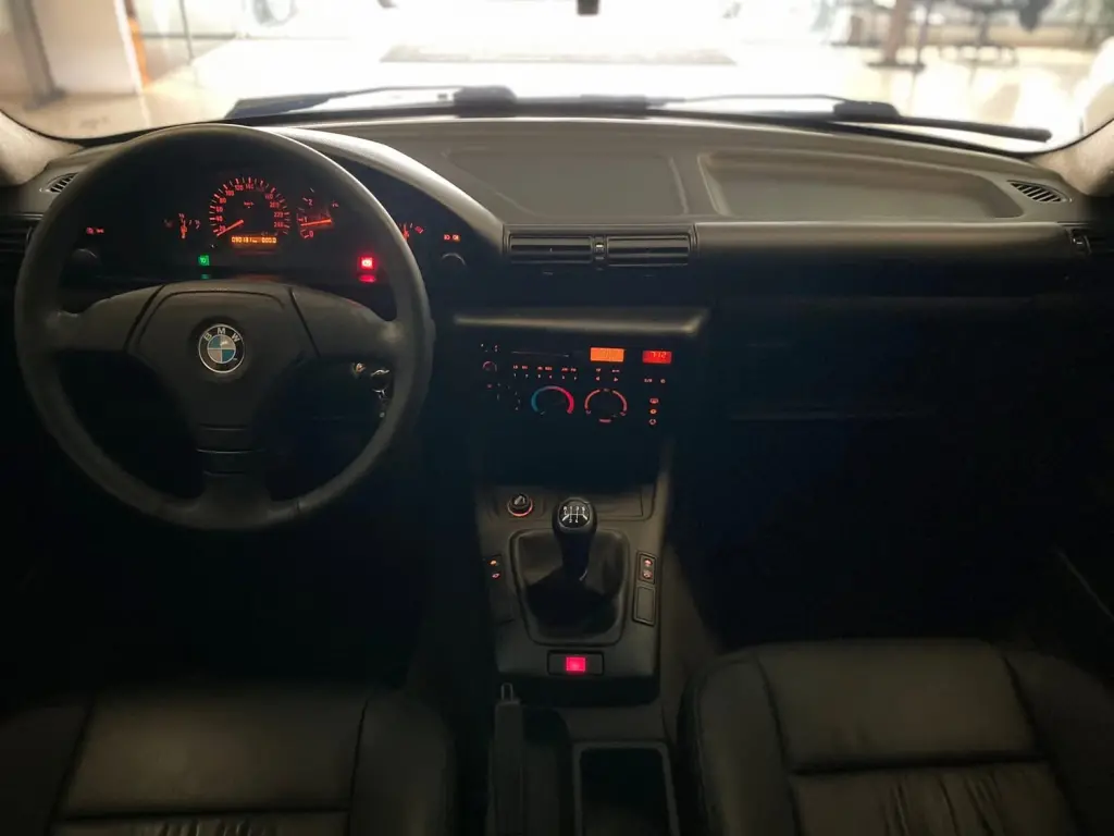 BMW 318I - Foto