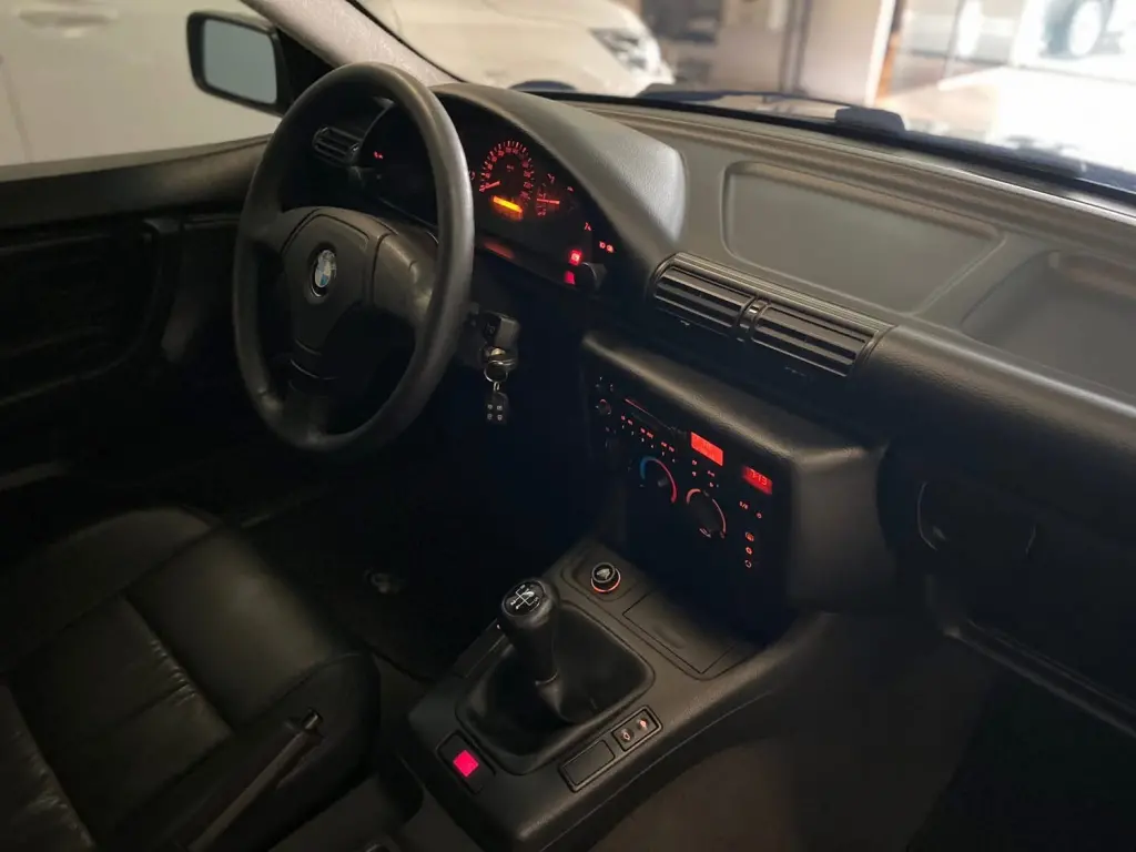 BMW 318I - Foto