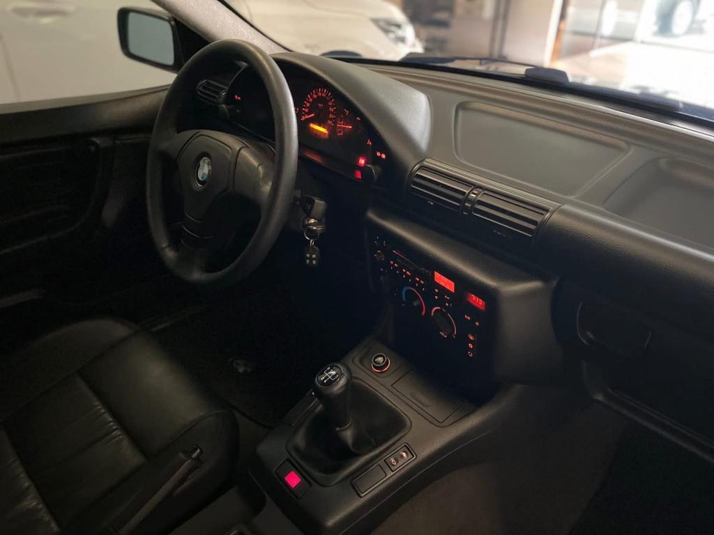 BMW 318I - Foto