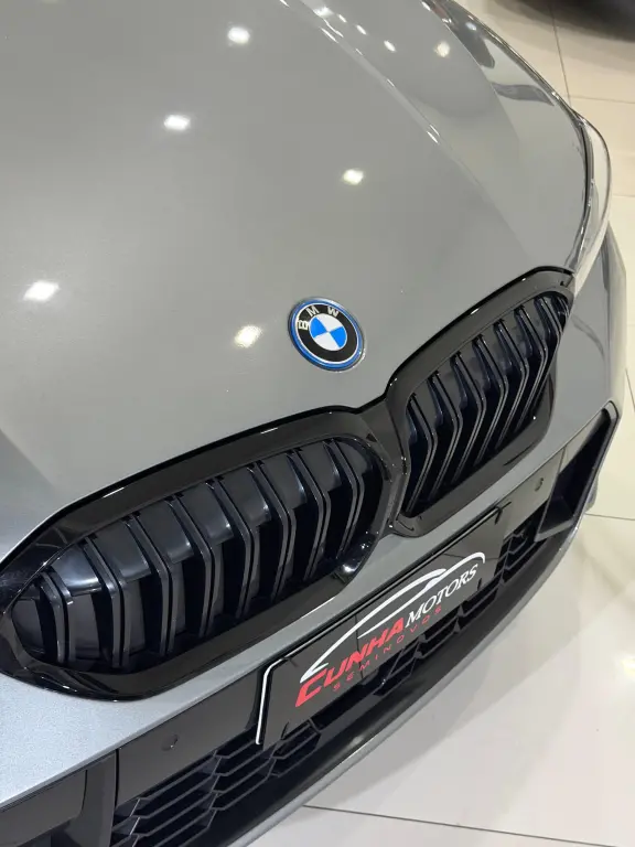 BMW 330E - Foto