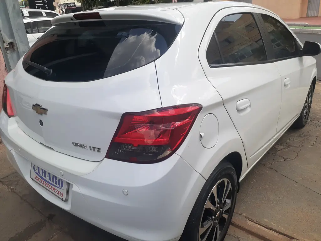 CHEVROLET Onix Hatch - Foto