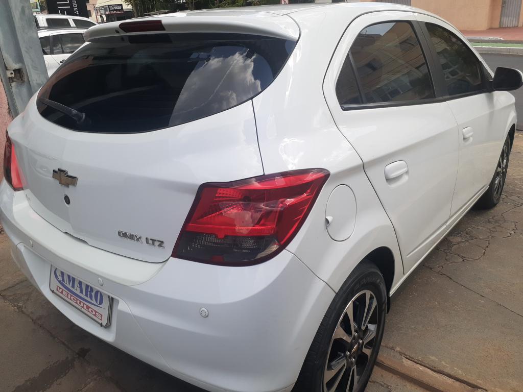 CHEVROLET Onix Hatch - Foto