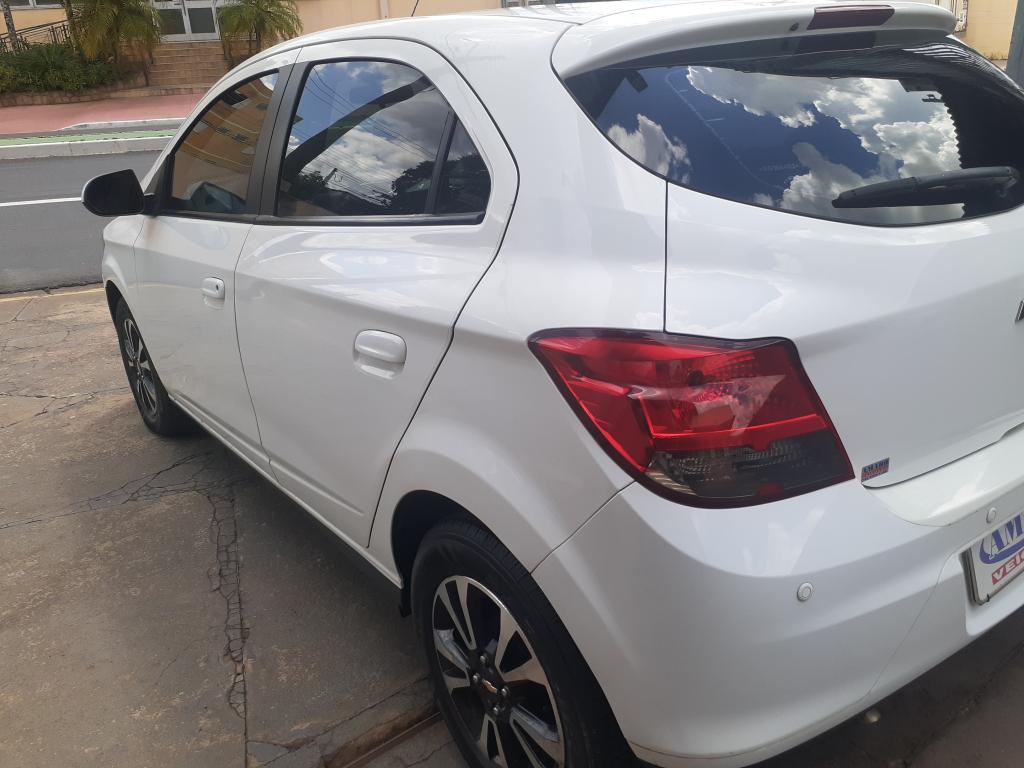 CHEVROLET Onix Hatch - Foto