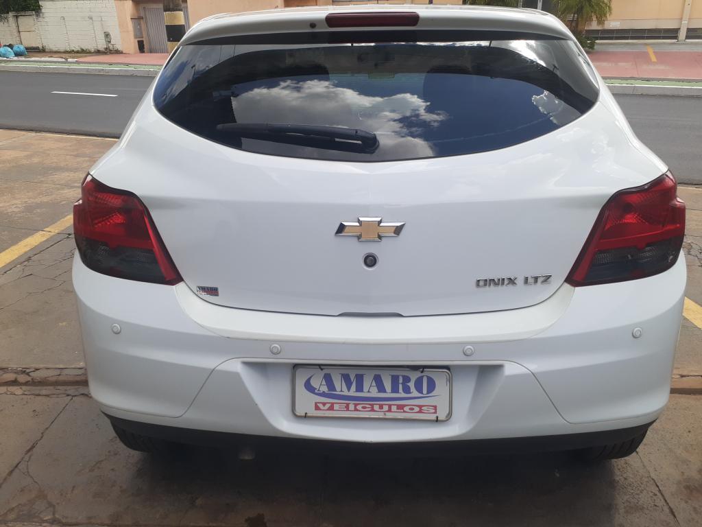 CHEVROLET Onix Hatch - Foto