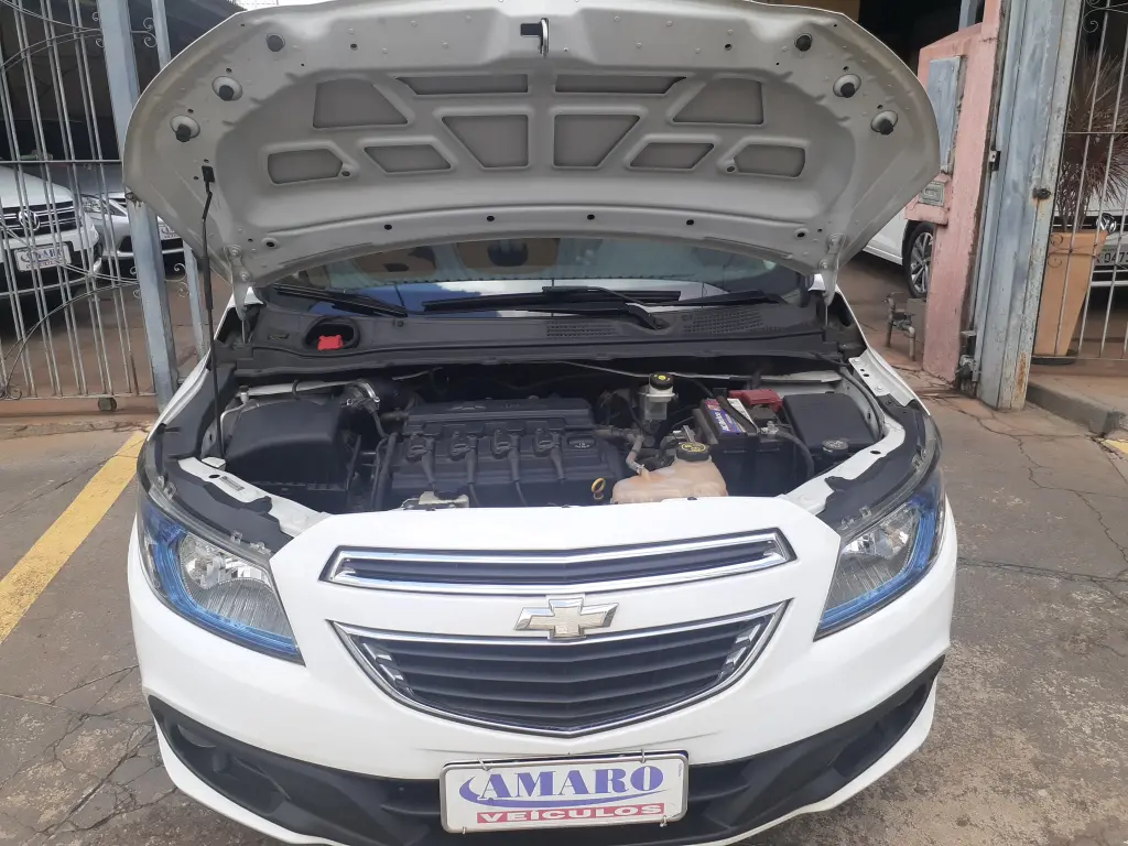 CHEVROLET Onix Hatch - Foto